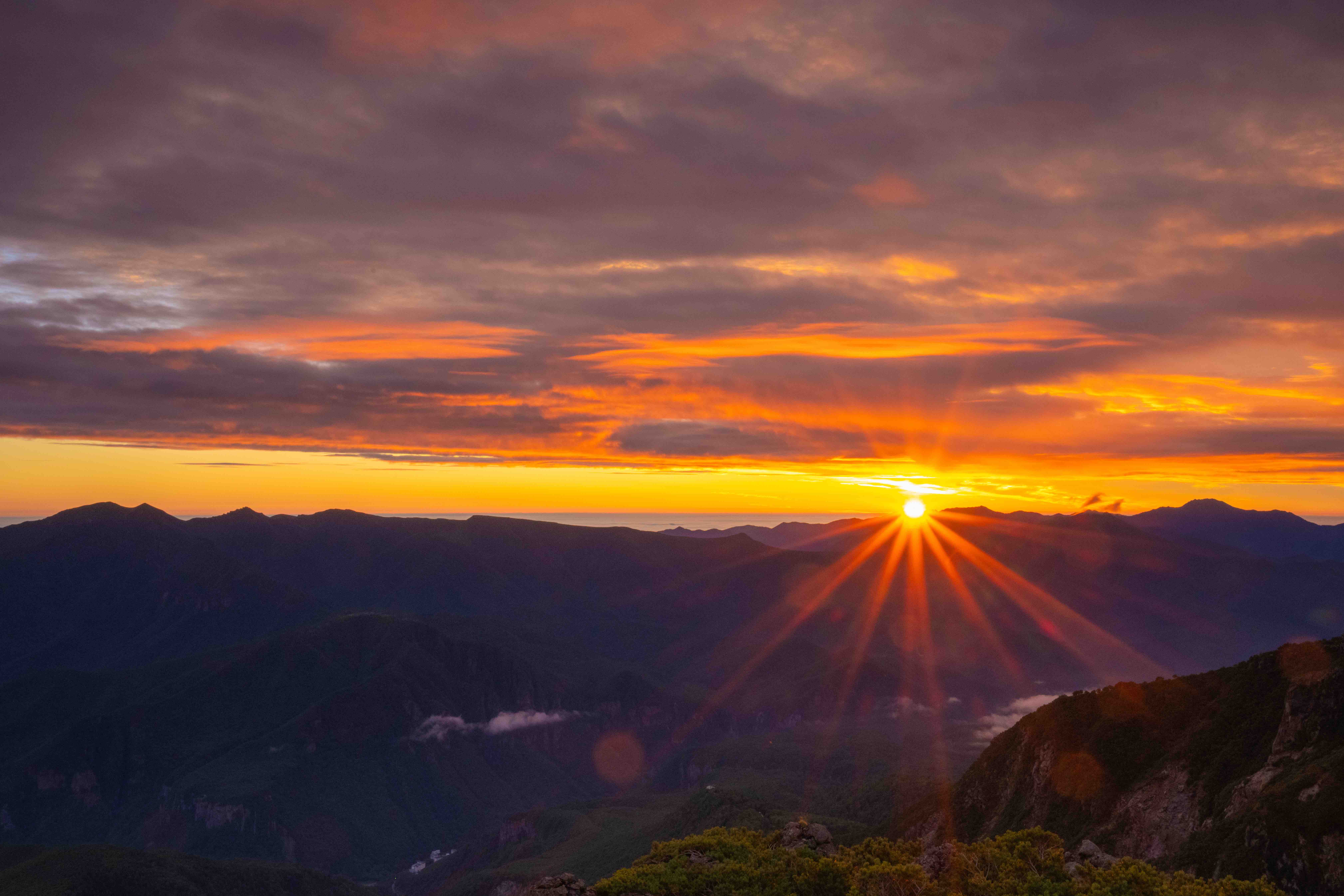 Vue large sur le parc national de Daisetsuzan au coucher de soleil